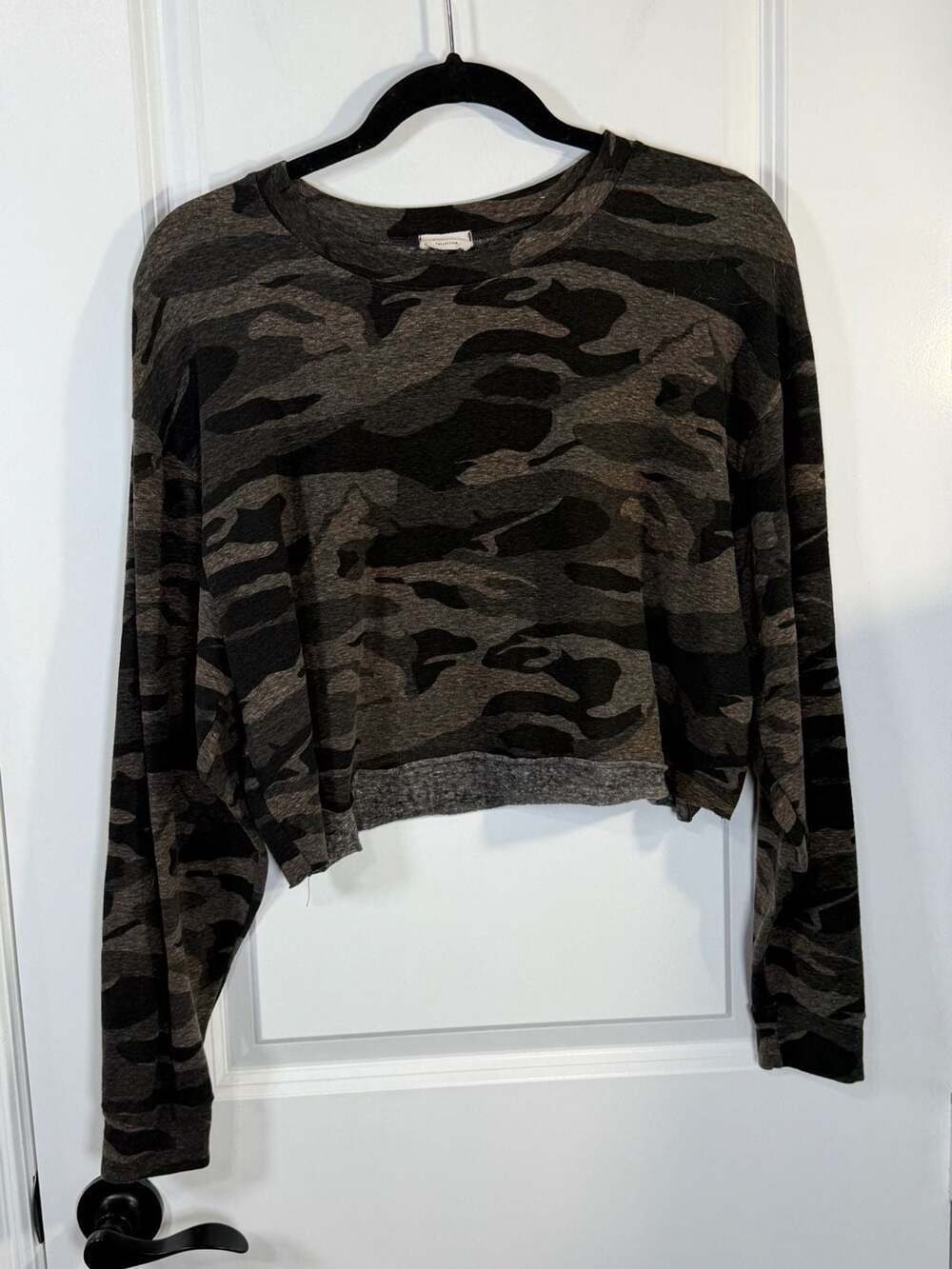 Le Lis Camo Print Cropped Long Sleeve Top Size Medium